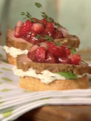 Pecan-Crusted Pork Tenderloin Crostini With Strawberry Balsamic Sauce